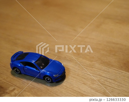 青いミニカー　コピースペース　スポーツカーに憧れて　クルマを愛でる楽しみ　色々とチャレンジしてみよう 126633330