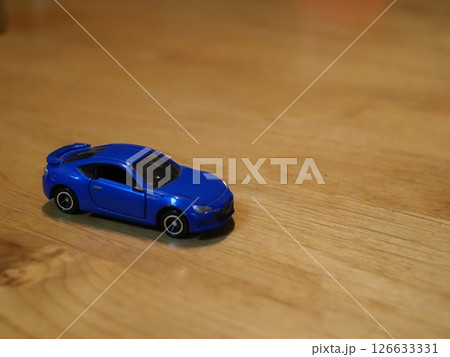 青いミニカー　コピースペース　スポーツカーに憧れて　クルマを愛でる楽しみ　色々とチャレンジしてみよう 126633331
