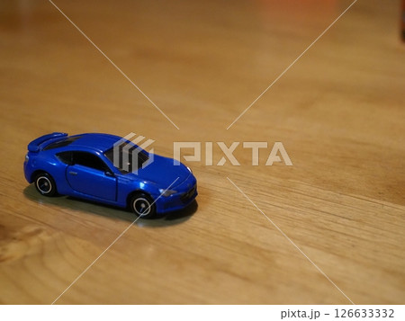 青いミニカー　コピースペース　スポーツカーに憧れて　クルマを愛でる楽しみ　色々とチャレンジしてみよう 126633332