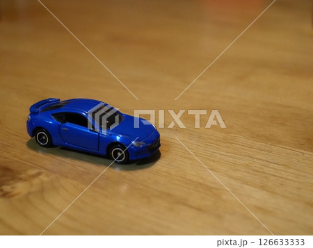 青いミニカー　コピースペース　スポーツカーに憧れて　クルマを愛でる楽しみ　色々とチャレンジしてみよう 126633333