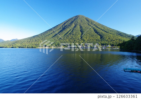 歌ヶ浜から望む初秋の中禅寺湖と男体山 126633361