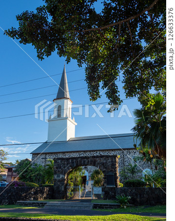 朝日を浴びる教会 126633376