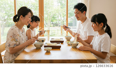 夏の食卓を囲む家族の冷やしそうめん 夏の食卓を囲む家族の冷やしそうめん 126633616