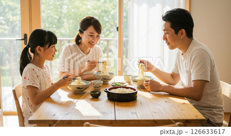 夏の食卓を囲む家族の冷やしそうめん 126633617