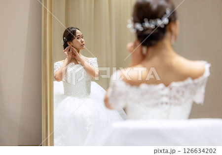 結婚式当日に控室で準備をする新婦 126634202