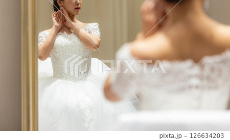 結婚式当日に控室で準備をする新婦 結婚式当日に控室で準備をする新婦 126634203