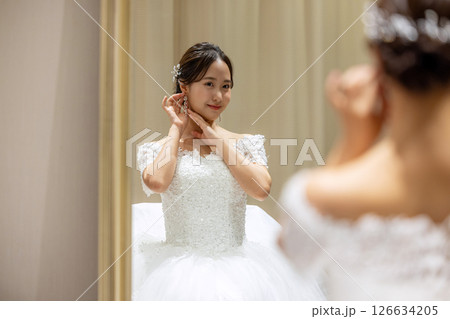 結婚式当日に控室で準備をする新婦 126634205