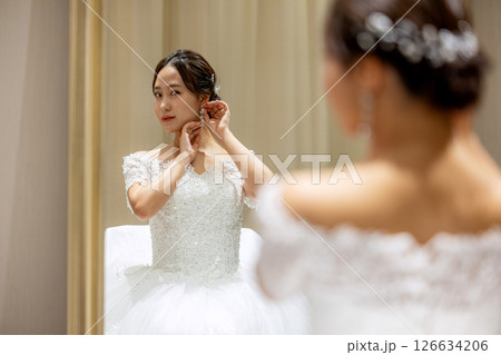結婚式当日に控室で準備をする新婦 126634206