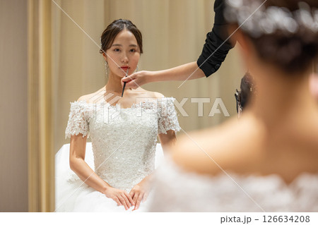 結婚式当日に控室で準備をする新婦 126634208