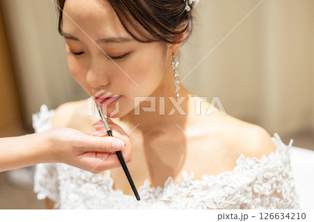 結婚式当日に控室で準備をする新婦 126634210