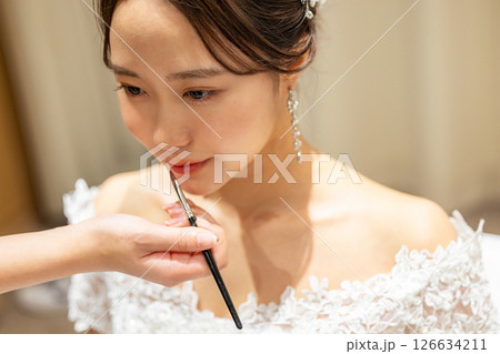結婚式当日に控室で準備をする新婦 126634211