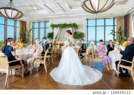 ウェディングイメージ　新婦と披露宴会場 126634212