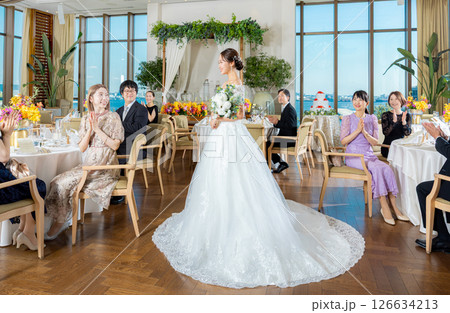 ウェディングイメージ　新婦と披露宴会場 126634213