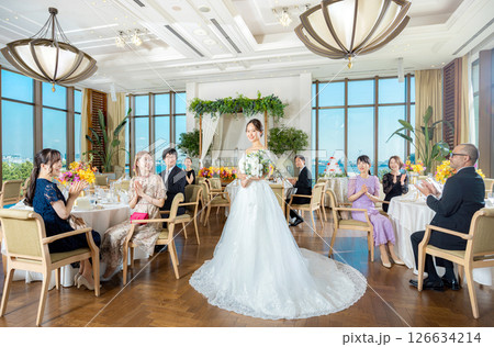 ウェディングイメージ 新婦と披露宴会場 ウェディングイメージ 新婦と披露宴会場 126634214
