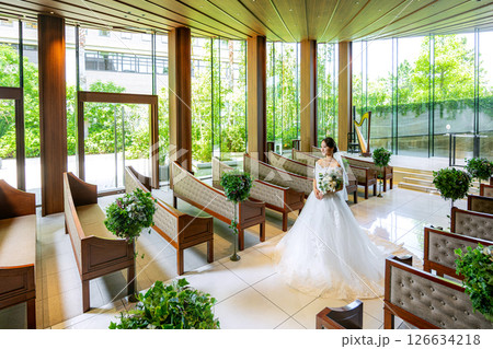 チャペルのある風景　新婦のみ 126634218