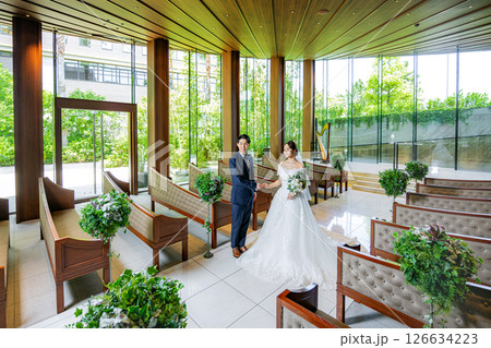 チャペルに立つ新郎新婦 126634223