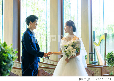 チャペルに立つ新郎新婦 チャペルに立つ新郎新婦 126634224