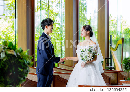 チャペルに立つ新郎新婦 126634225