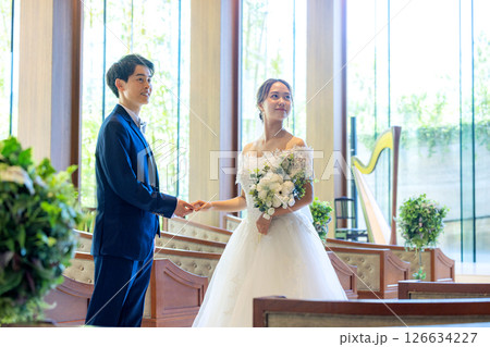 チャペルに立つ新郎新婦 126634227