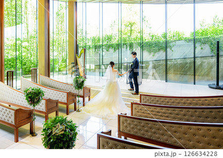 チャペルに立つ新郎新婦 チャペルに立つ新郎新婦 126634228