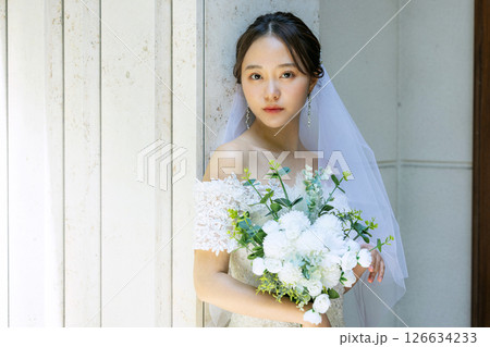 ウエディングドレスの若い女性 126634233