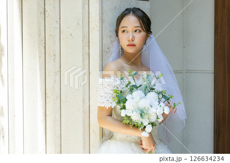ウエディングドレスの若い女性 126634234