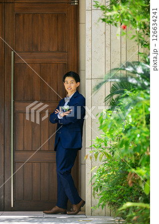 教会の前に立つ新郎 前撮り 教会の前に立つ新郎 前撮り 126634241