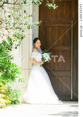 ウエディングドレスの若い女性 ウエディングドレスの若い女性 126634243