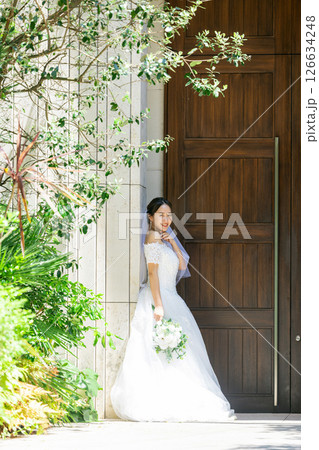 ウエディングドレスの若い女性 126634248