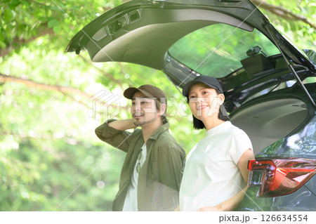 車と男女の上半身 126634554