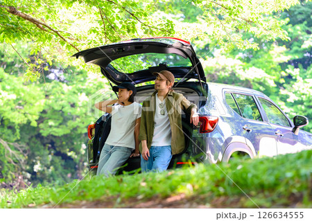 車と30代の男女 車と30代の男女 126634555