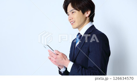 スマホを操作する男性会社員イメージ 126634570