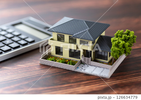 住宅模型と電卓 126634779