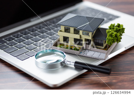 住宅模型と虫眼鏡とパソコン 126634994