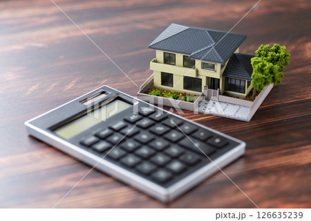 住宅模型と電卓 126635239