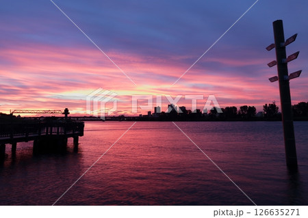 夕焼けに染まる荒川、赤羽、川口の風景 126635271