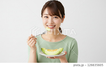 メロンを食べる女性 メロンを食べる女性 126635605