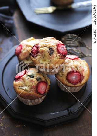 いちごとバナナのマフィン いちごとバナナのマフィン 126636165