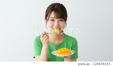 マンゴーを食べる女性 マンゴーを食べる女性 126636333