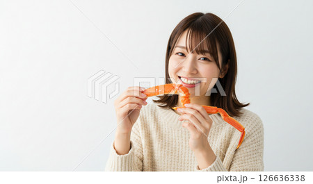 カニを食べる女性 カニを食べる女性 126636338