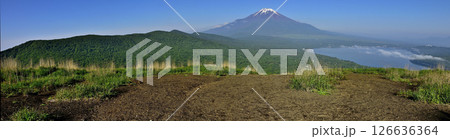 丹沢の鉄砲木ノ頭（明神山）山頂より望む三国山稜と富士山と山中湖　パノラマ 126636364