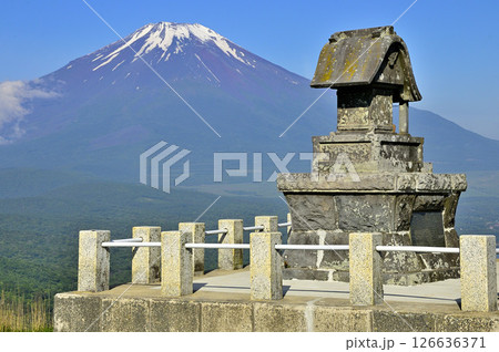 丹沢の鉄砲木ノ頭(明神山)山頂より望む残雪の富士山 丹沢の鉄砲木ノ頭(明神山)山頂より望む残雪の富士山 126636371
