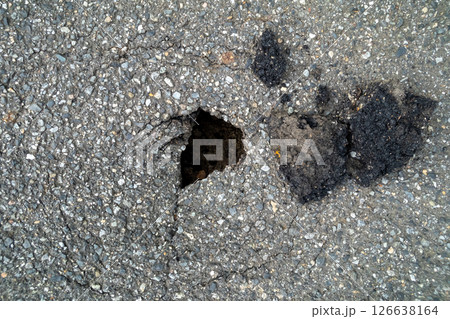 アスファルトの道路に穴 126638164