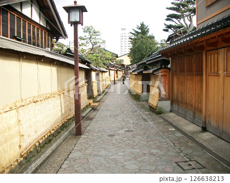 石川県金沢市の長町武家屋敷跡(長町二の橋側から) 石川県金沢市の長町武家屋敷跡(長町二の橋側から) 126638213