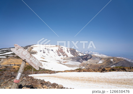 刈田岳山頂から見る雪残る蔵王の御釜 宮城県蔵王町 刈田岳山頂から見る雪残る蔵王の御釜 宮城県蔵王町 126638476