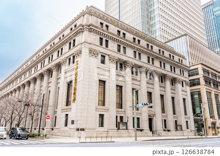 三井本館（三井住友銀行日本橋支店）重要文化財　ドリス式の大理石仕上げの円柱 126638784