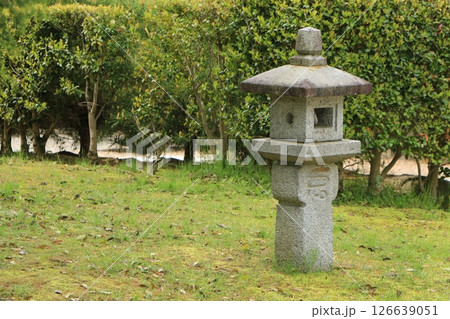 公園に立てられている石灯篭 126639051