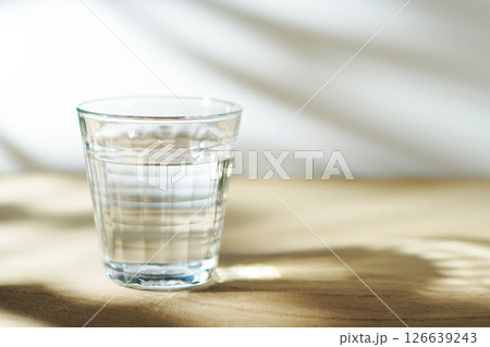 陽ざしの当たったテーブルに置かれた冷たい水 126639243