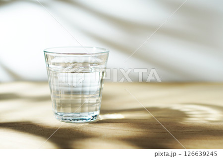 陽ざしの当たったテーブルに置かれた冷たい水 陽ざしの当たったテーブルに置かれた冷たい水 126639245