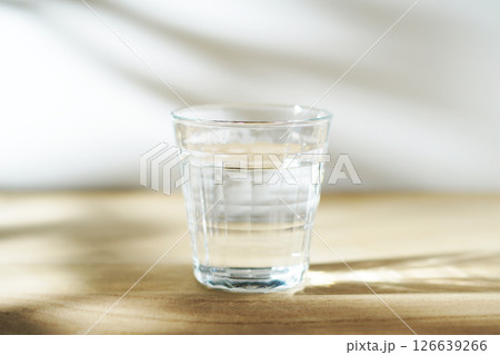 陽ざしの当たったテーブルに置かれた冷たい水 陽ざしの当たったテーブルに置かれた冷たい水 126639266
